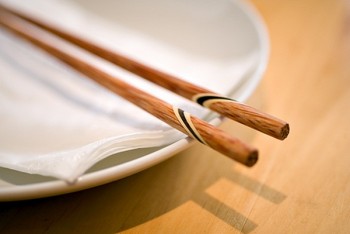 “Nghệ thuật” dùng đũa trên bàn ăn