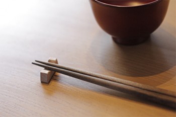 Ở Nhật Bản khi muốn nhập học, phải biết… cầm đũa